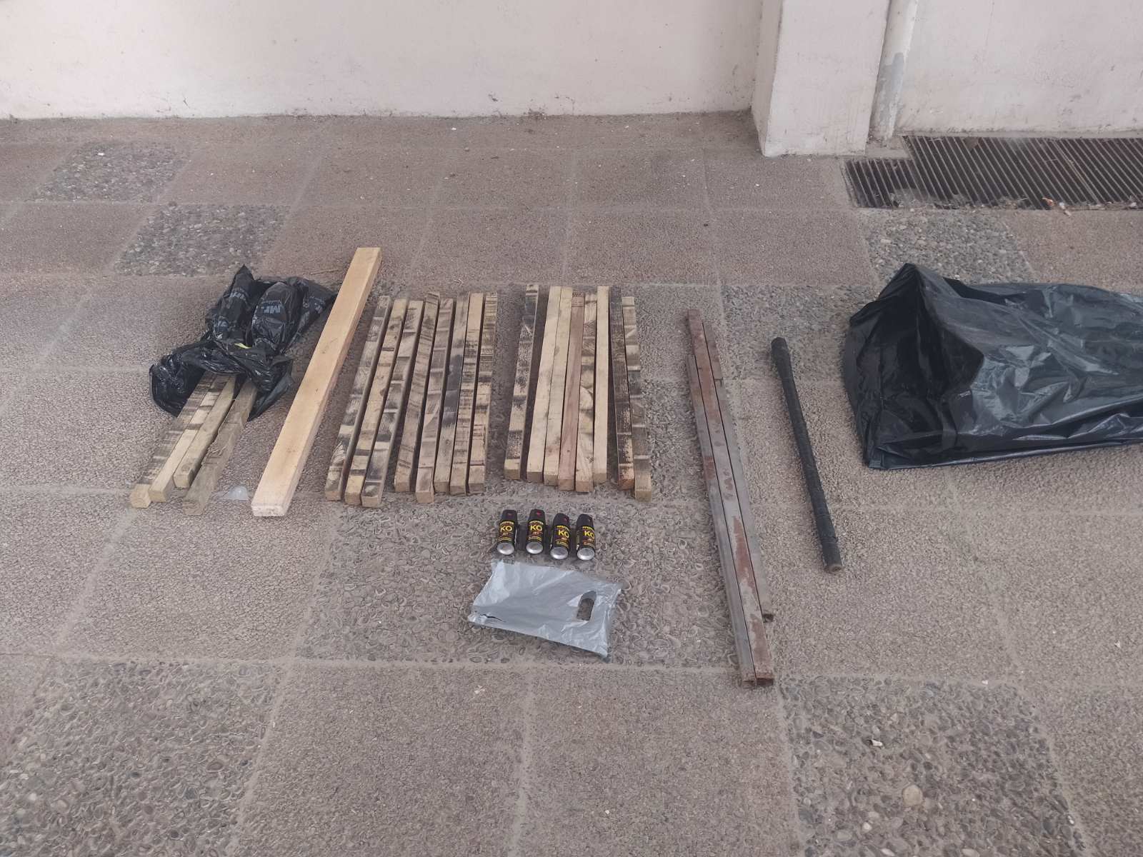 ΕΛΑΣ: Σαφάρι ελέγχων σε συνδέσμους οπαδών σε Αθήνα και Θεσσαλονίκη: Βρέθηκαν στυλιάρια και σπρέι πιπεριού – Μία σύλληψη