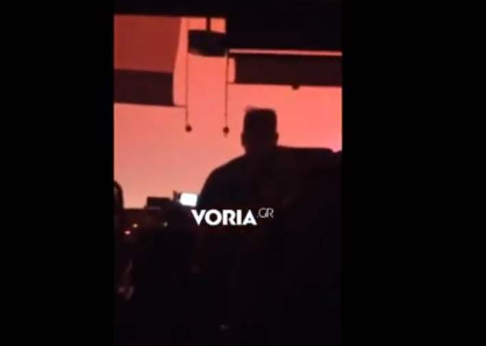 Φωτιά στην Αλεξανδρούπολη: Λεωφορείο που μεταφέρει πυροσβέστες περνά μέσα από τις φλόγες – Ανατριχιαστικό ΒΙΝΤΕΟ