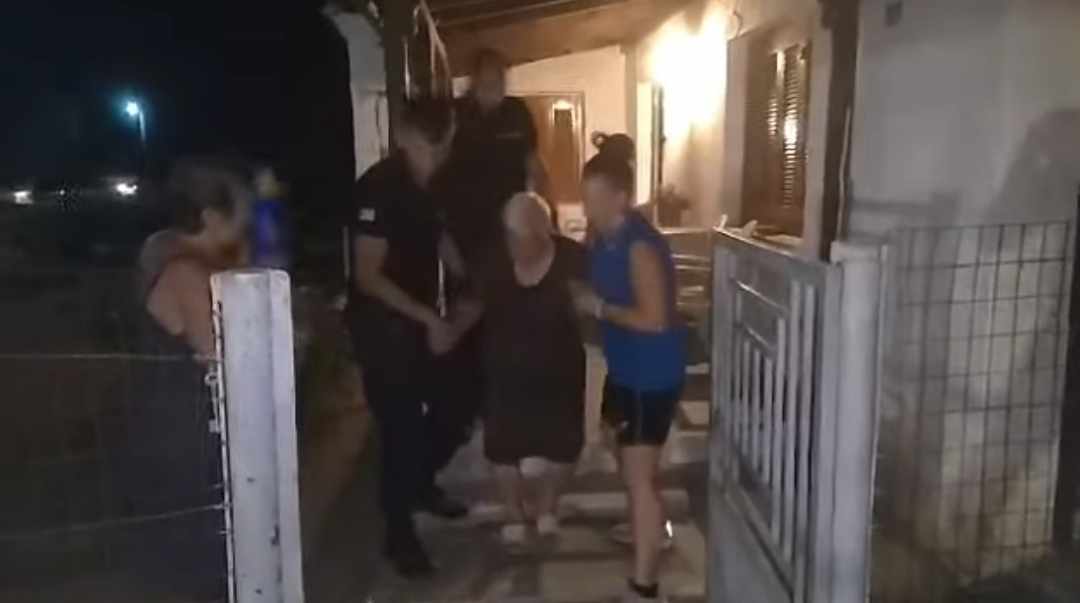 Φωτιά στην Ροδόπη: Αστυνομικοί βοηθούν ηλικιωμένη με κινητικά προβλήματα να απομακρυνθεί από το σπίτι της – ΒΙΝΤΕΟ