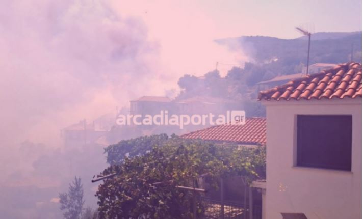 Φωτιά στην Αρκαδία – Πλησιάζει σε σπίτια του οικισμού Αγία Σοφία