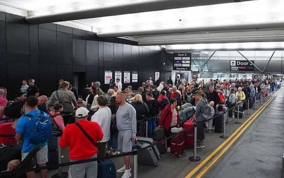 Βρετανία: Λάθος καταχώρηση γαλλικής αεροπορικής εταιρίας ίσως προκάλεσε το χάος στις πτήσεις – Πότε θα ομαλοποιηθεί η κατάσταση