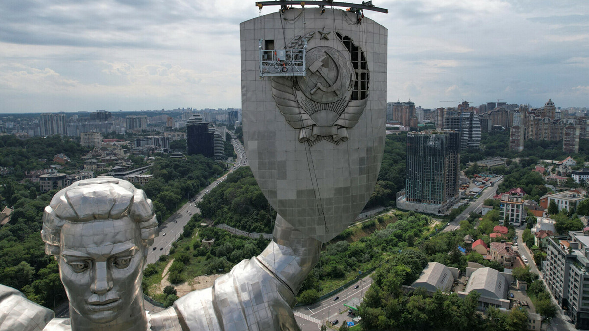 Ουκρανία: Ξηλώθηκε το σφυροδρέπανο από το μνημείο της Μητέρας Πατρίδας στο Κίεβο – ΒΙΝΤΕΟ