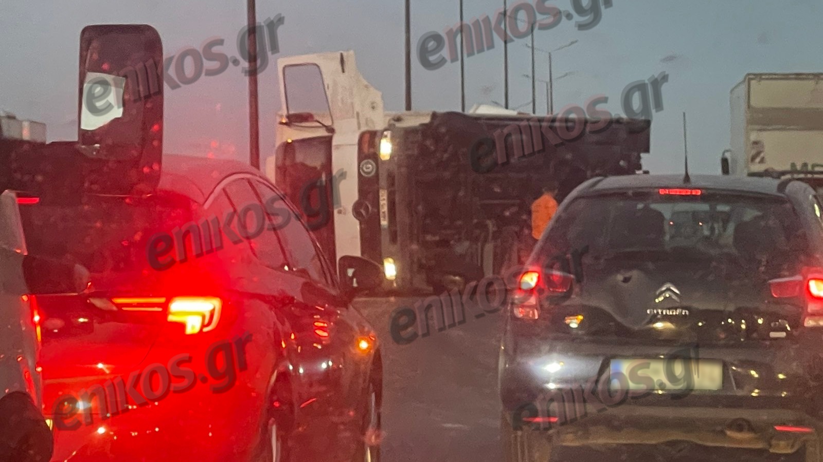 Ανατροπή φορτηγού στον Κηφισό – Ουρές χιλιομέτρων στο ρεύμα προς Πειραιά