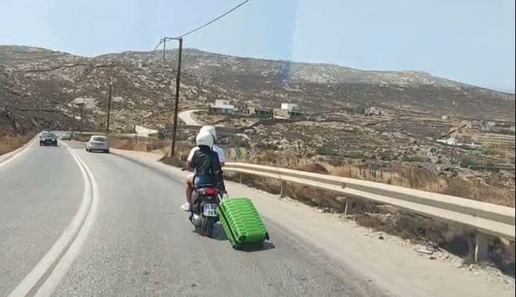Τουρίστας έσερνε βαλίτσα με το σκούτερ στην Μύκονο