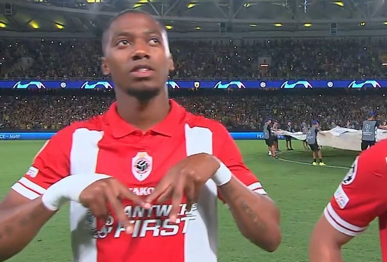 ΑΕΚ – Αντβέρπ Live: Ποδοσφαιριστής των Βέλγων σχημάτισε το «Μ» στη μνήμη του Μιχάλη Κατσουρή – BINTEO