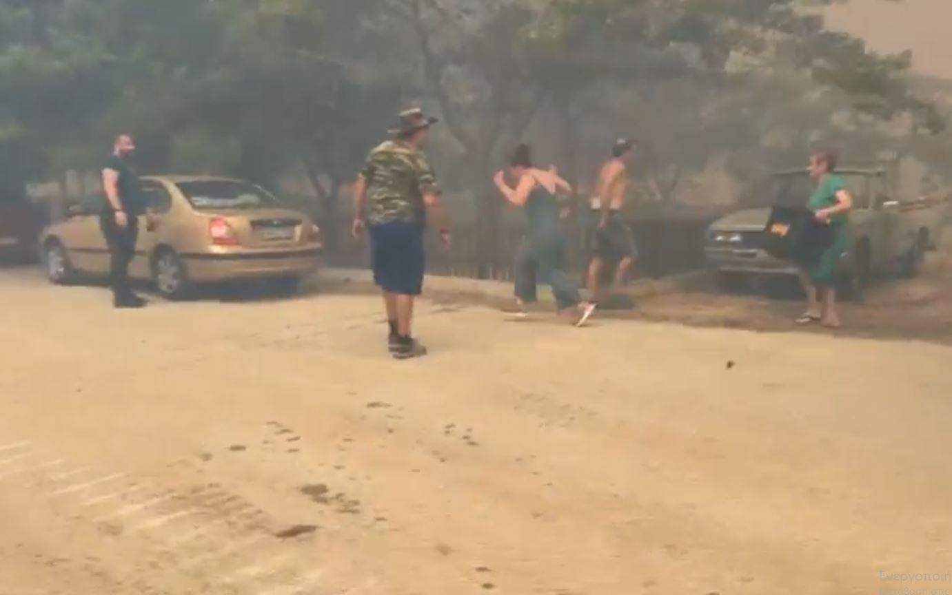 Αλεξανδρούπολη: Δραματικές στιγμές για τους κατοίκους λόγω της μεγάλης φωτιάς – Αστυνομικοί τους βοηθούν να απομακρυνθούν – ΦΩΤΟ & ΒΙΝΤΕΟ