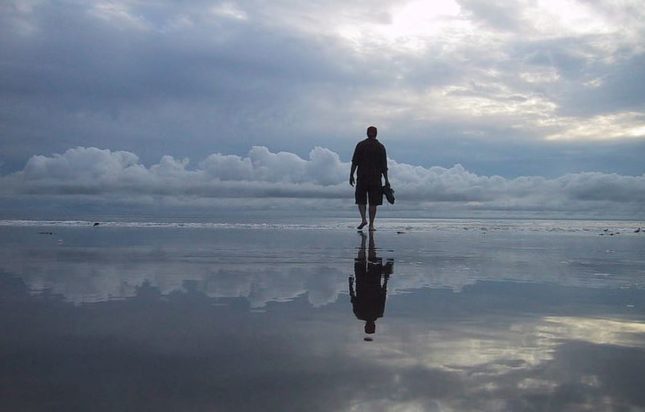 άνδρας περπατάει