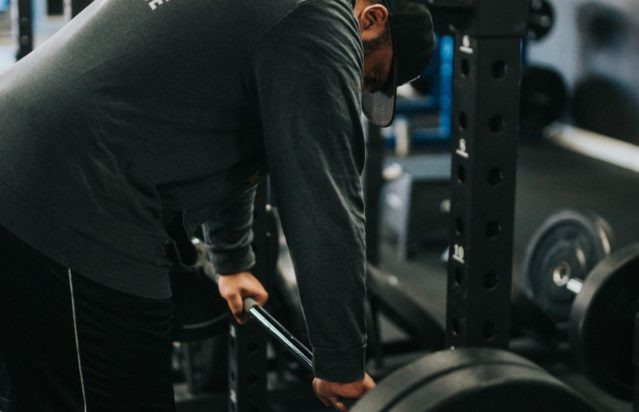 άνδρας βάρη γυμναστική