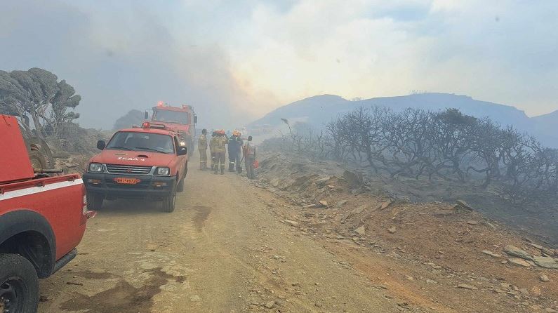 Άνδρος: Μάχη σε δύο πύρινα μέτωπα – Ισχυροί άνεμοι, εκκενώθηκε οικισμός – ΦΩΤΟ & ΒΙΝΤΕΟ