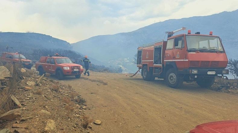 Άνδρος: «Με εγκλώβισε η φωτιά την ώρα που έφευγα» – Τι λέει στο enikos.gr ο οδηγός υδροφόρας που κάηκε από την φωτιά
