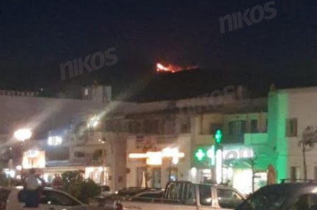 Φωτιά στην Άνδρο: Ολονύχτια μάχη σε δύο ενεργά μέτωπα – Πλησίασαν οικισμό οι φλόγες – ΦΩΤΟ & ΒΙΝΤΕΟ