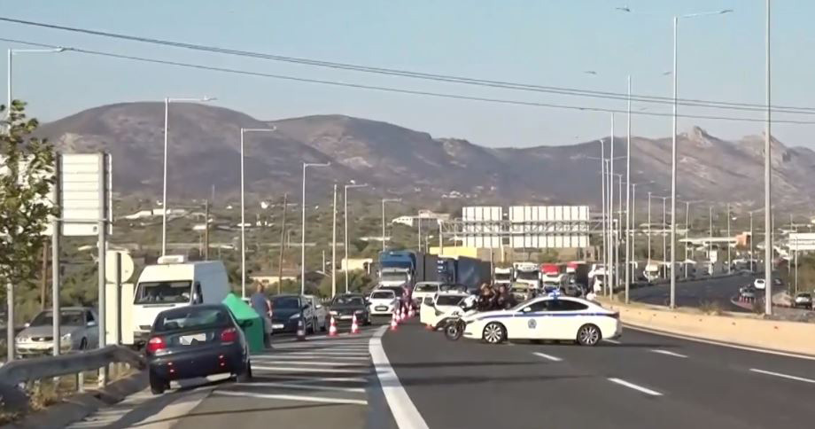Ουρές χιλιομέτρων στην εθνική οδό Αθηνών-Κορίνθου – Εγκλωβισμένοι επί ώρες οδηγοί και επιβάτες
