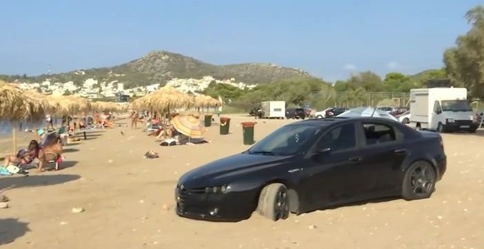 Αττική: Οδηγός πάρκαρε το αυτοκίνητό του… δίπλα στις ομπρέλες σε παραλία -ΒΙΝΤΕΟ