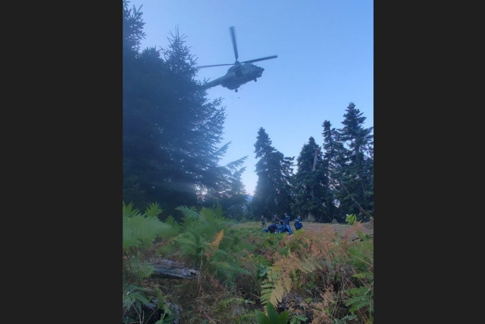 Τρίκαλα: Εικόνες από την διάσωση του τραυματία πυροσβέστη με ελικόπτερο Super Puma – ΦΩΤΟ