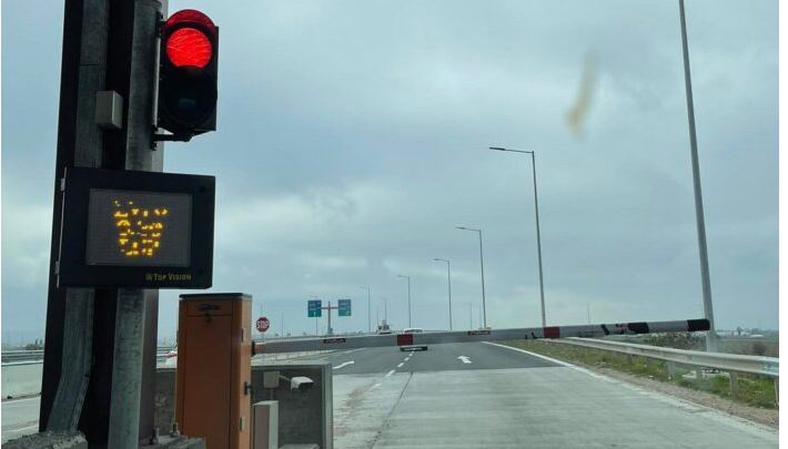 Θεσσαλονίκη: Έσπασε την μπάρα των διοδίων με 192 χιλιόμετρα – Έβγαλε χαλάκι για να προσευχηθεί που σώθηκε