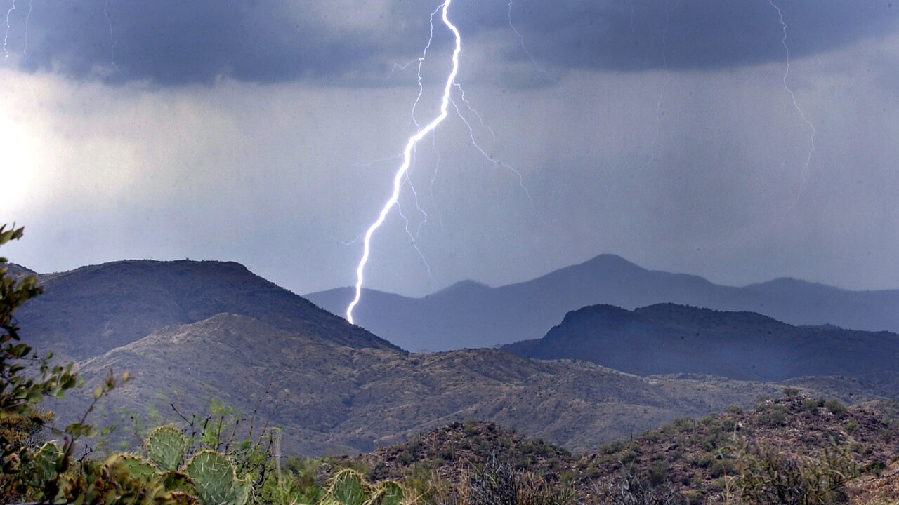 Συναγερμός για τους εκατοντάδες κεραυνούς – Tι είναι η «ξηρή καταιγίδα»
