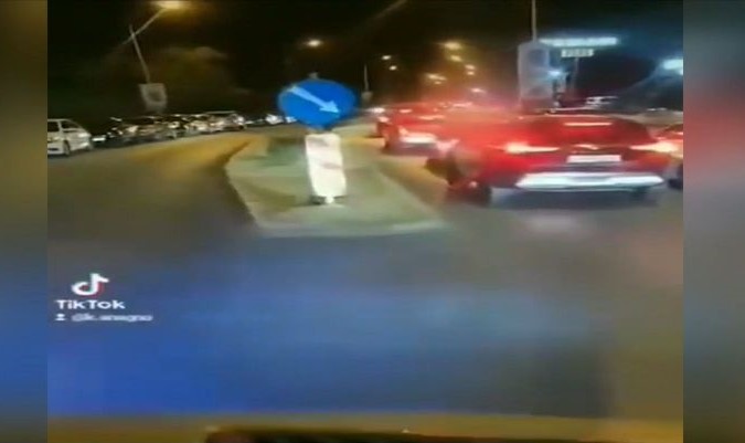 Χαλκιδική: Ασθενοφόρο του ΕΚΑΒ αναγκάστηκε να ανέβει σε νησίδα λόγω μποτιλιαρίσματος – ΒΙΝΤΕΟ