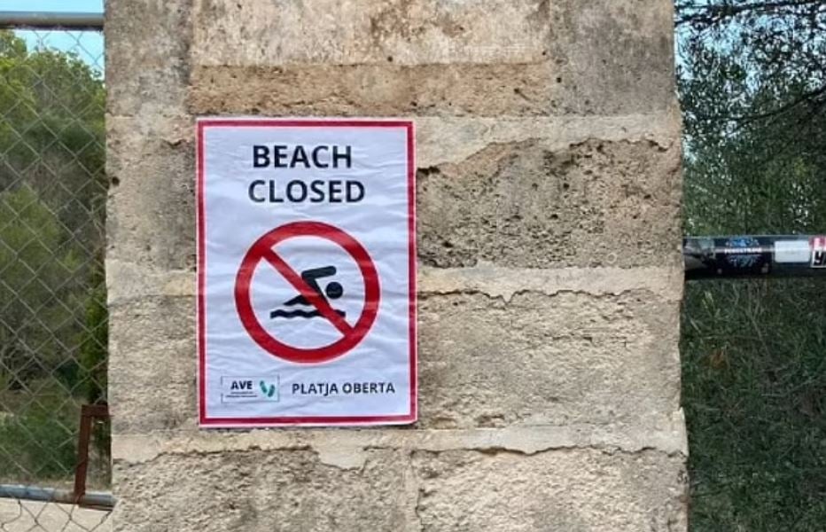 Ισπανία: Ψεύτικες πινακίδες κινδύνου σε παραλίες για να μην πιάσουν τις θέσεις οι τουρίστες – Ο πόλεμος της ξαπλώστρας