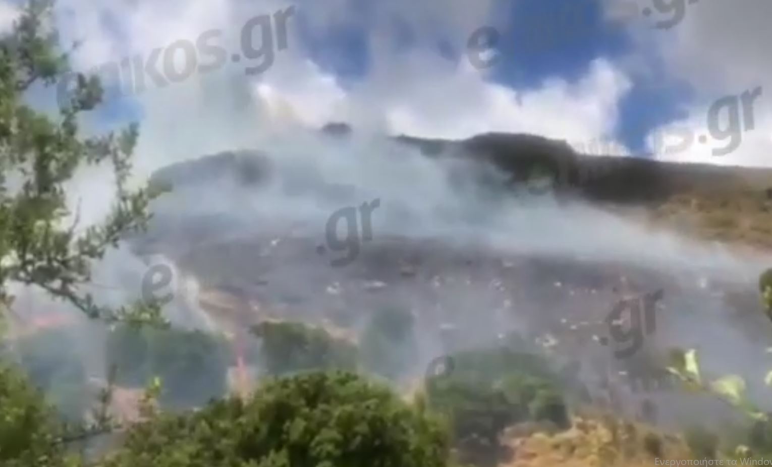 Φωτιά στην Κάρυστο: Μαίνεται σε δύσβατο σημείο, πνέουν ισχυροί άνεμοι – ΒΙΝΤΕΟ αναγνώστη