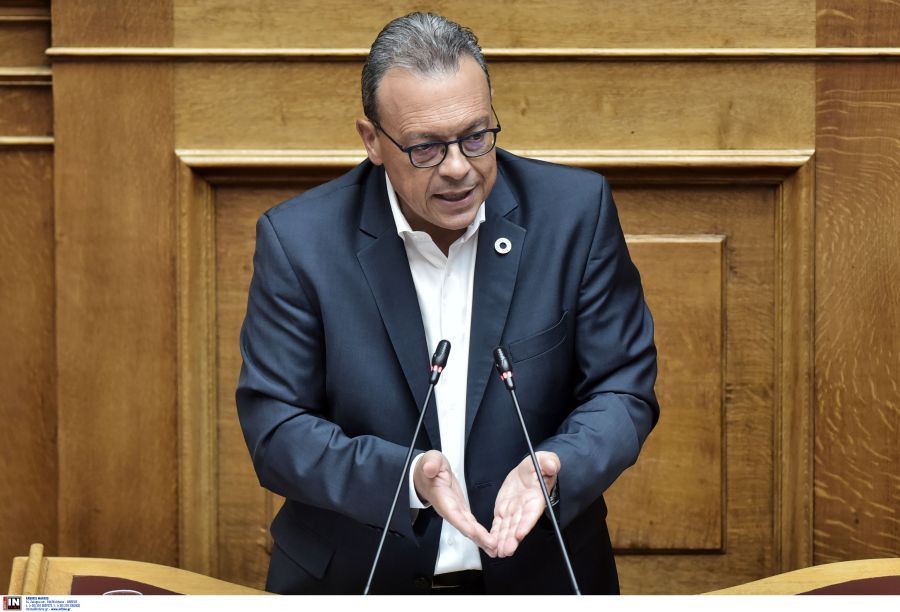 Φάμελλος: Ένας κρυπτόμενος πρωθυπουργός ψάχνει μίζερα δικαιολογίες