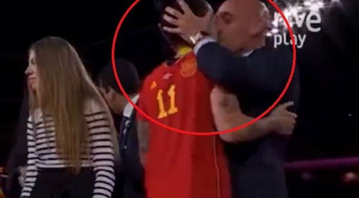 Μουντιάλ Γυναικών: Σάλος με το φιλί του προέδρου της Ομοσπονδίας Ποδοσφαίρου σε παίκτρια – Οι κατηγορίες για πάρτι οργίων