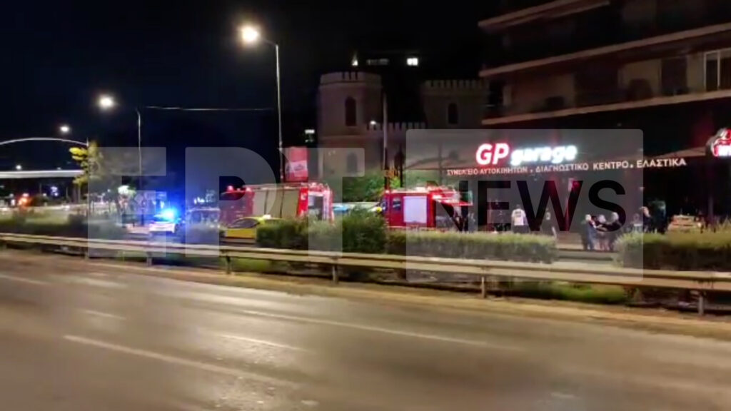 Λεωφόρος Ποσειδώνος: Φωτιά σε συνεργείο αυτοκινήτων στο ρεύμα προς Αθήνα