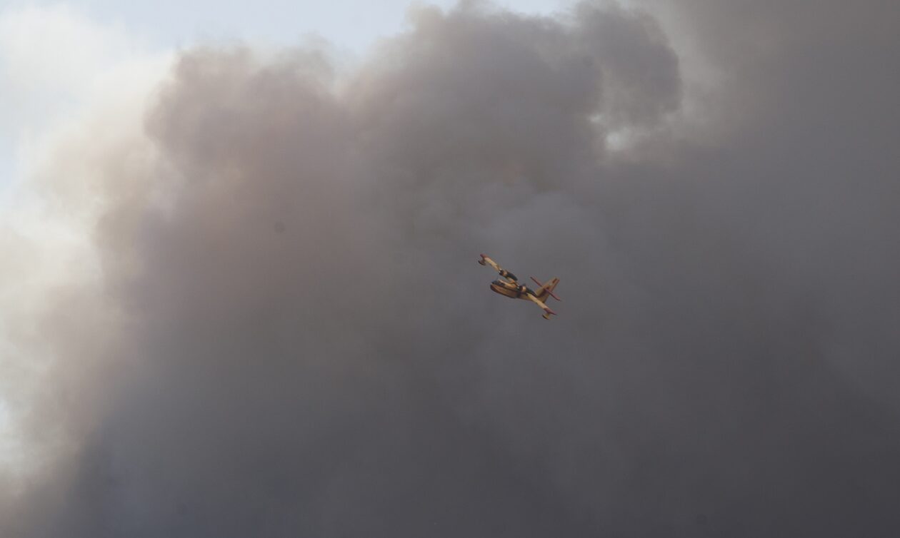 Φωτιά στον Ασπρόπυργο: Μήνυμα από το 112 για εκκένωση στο Σοφό