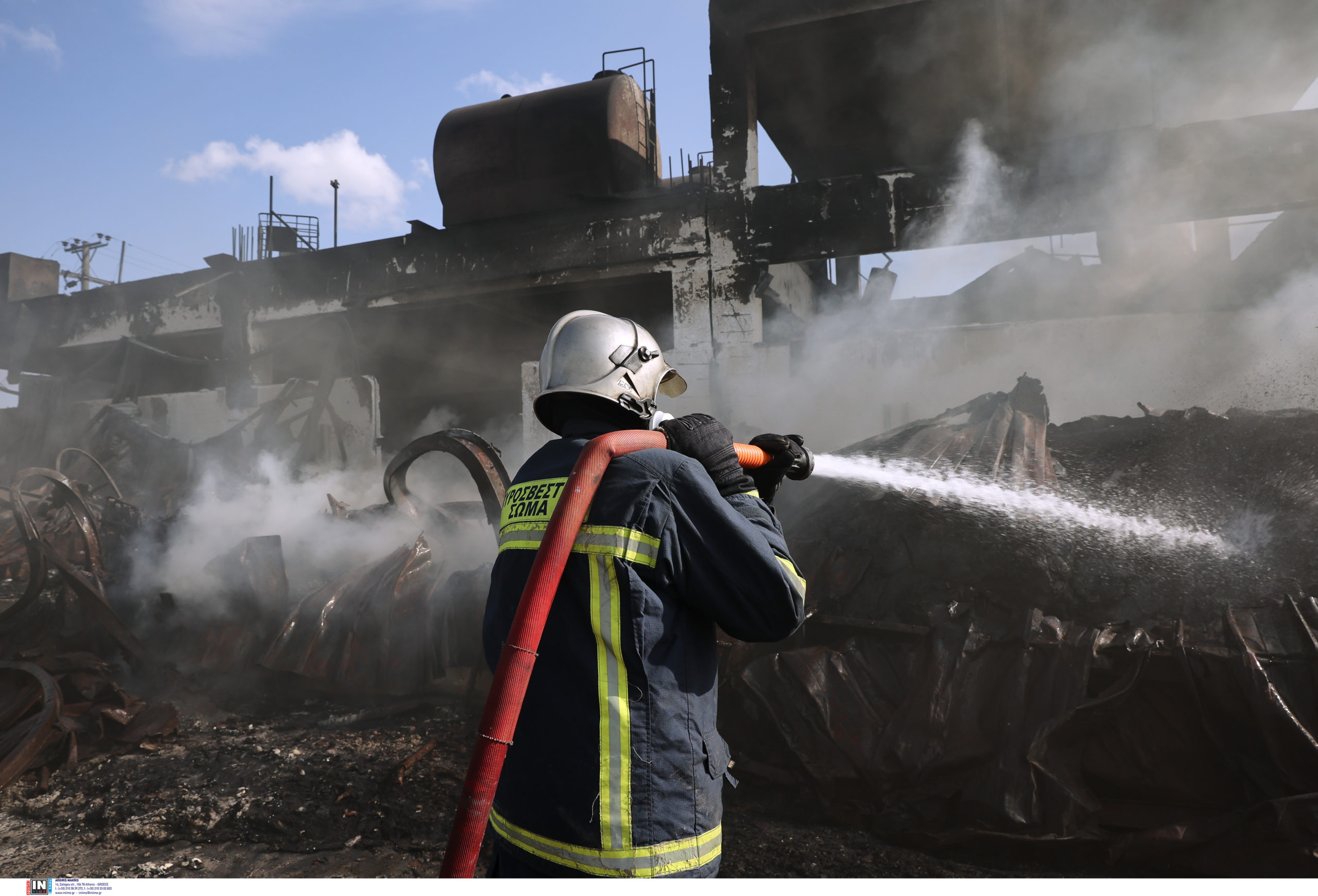 Ασπρόπυργος: Υπό μερικό έλεγχο η φωτιά σε χώρο ανακύκλωσης