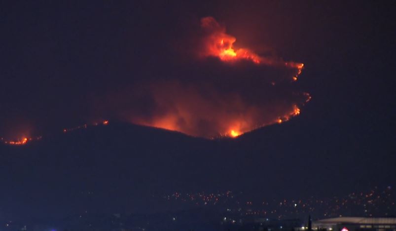 Φωτιά στην Φυλή: Μάχη για να μην περάσει η φωτιά στην Πάρνηθα – Κάηκαν σπίτια, απεγκλωβισμοί πολιτών – ΦΩΤΟ & ΒΙΝΤΕΟ