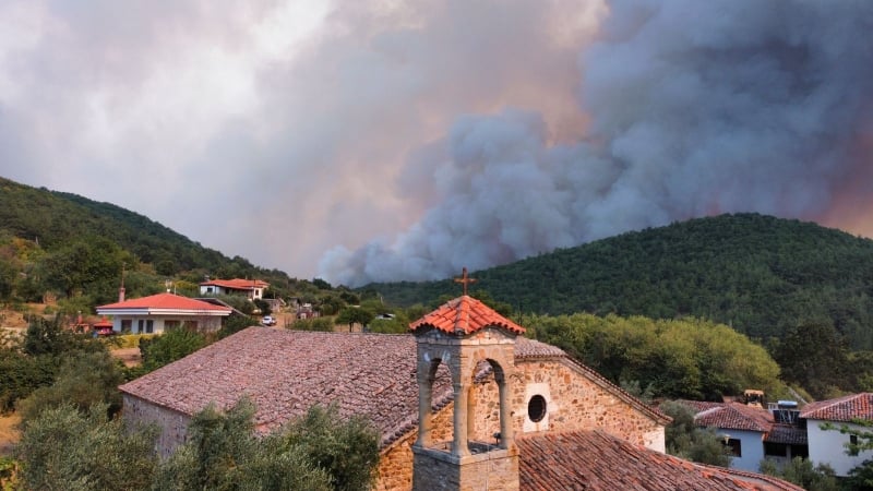 Φωτιά στη Ροδόπη: Συνεχίζεται αμείωτα η μάχη με τις αναζωπυρώσεις – «Η πυρκαγιά από τον Έβρο πέρασε στον νομό» – ΦΩΤΟ & ΒΙΝΤΕΟ