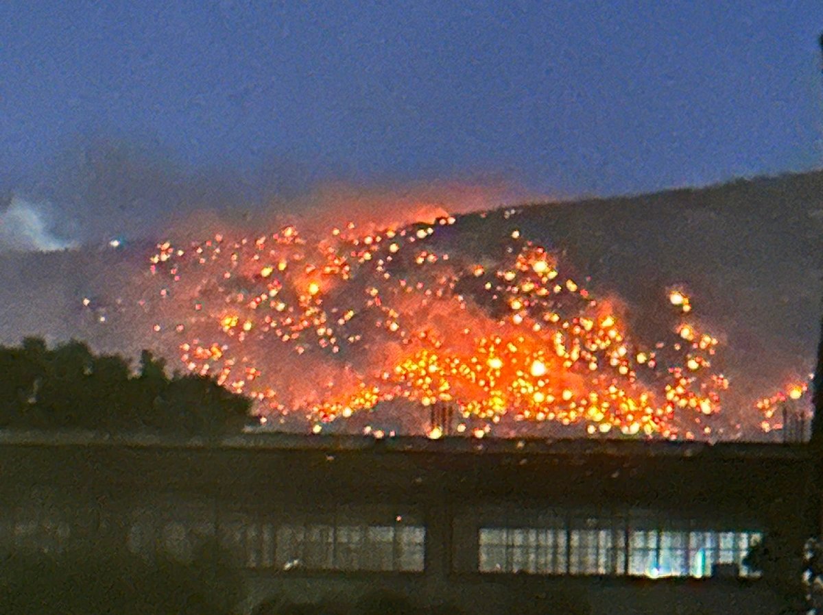 Ασπρόπυργος: Μαίνεται η φωτιά που καίει σε δύσβατο σημείο στην περιοχή Σοφό – Ολονύχτια η μάχη με τις φλόγες – ΦΩΤΟ