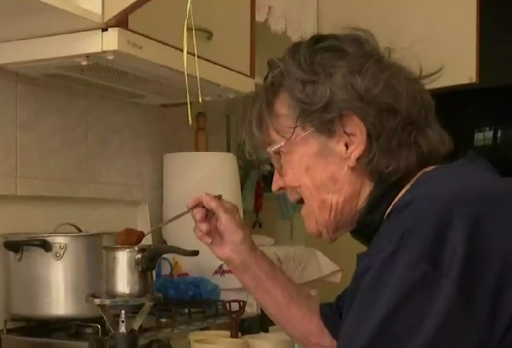 Φυλή: Η κυρία Τούλα έφτιαξε καφέ στους δύο αστυνομικούς που την απεγκλώβισαν από το σπίτι της – «Τα πονάω σαν να είναι δικά μου παιδιά»