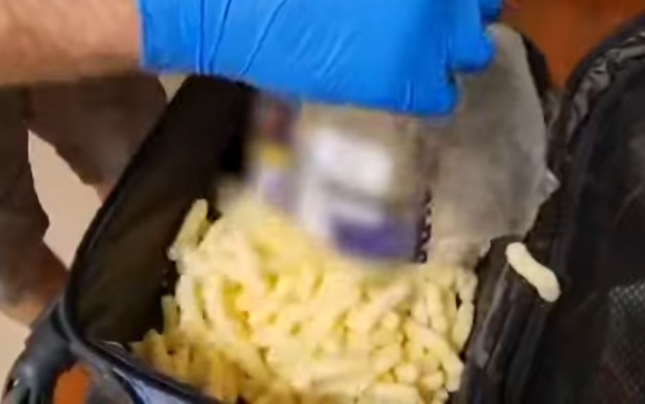 Κέρκυρα: Έκρυψε περισσότερα από 200 γραμμάρια κοκαΐνης μέσα σε… γαριδάκια – ΒΙΝΤΕΟ