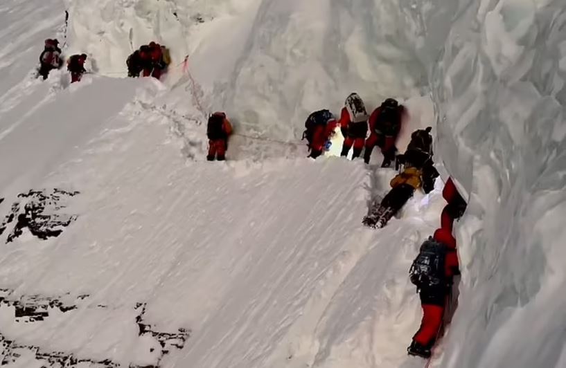 Σάλος στο Πακιστάν: ΒΙΝΤΕΟ δείχνει ορειβάτες να προσπερνούν χτυπημένο αχθοφόρο – Τον άφησαν να πεθάνει
