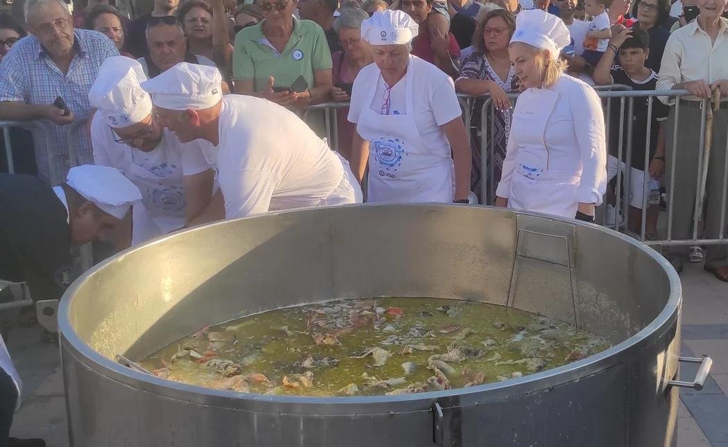 Στο βιβλίο Γκίνες η Σητεία – Μάγειρες έσπασαν το ρεκόρ για την μεγαλύτερη κακαβιά στον κόσμο – Δείτε ΦΩΤΟ