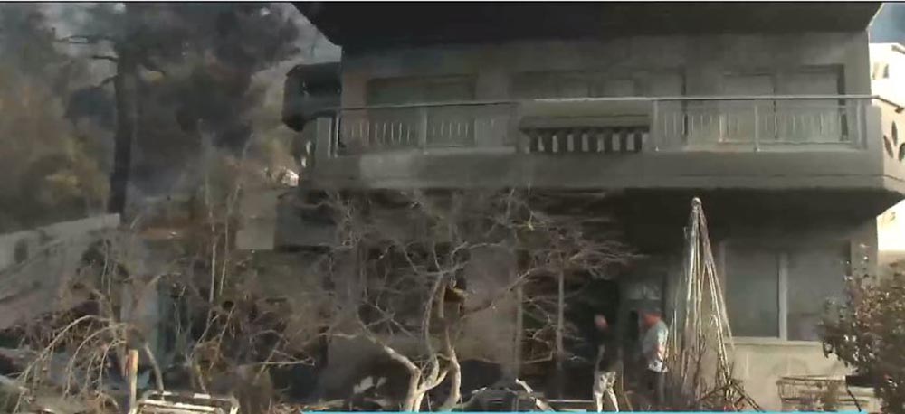 Φωτιά στην Φυλή: Καμένα σπίτια και εικόνες καταστροφής – Δακρυσμένοι ιδιοκτήτες ψάχνουν να δουν τι μπορούν να σώσουν