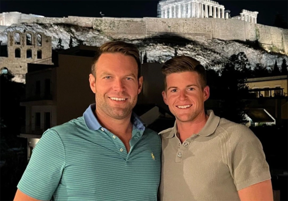 Στέφανος Κασσελάκης: Αγόρασε τριαντάφυλλο από πλανόδια πωλήτρια και το πρόσφερε στον Τάιλερ Μακμπέθ