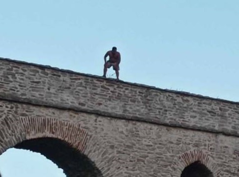 Καβάλα: Άνδρας απειλoύσε να πέσει από τις καμάρες του αρχαίου υδραγωγείου – BINTEO