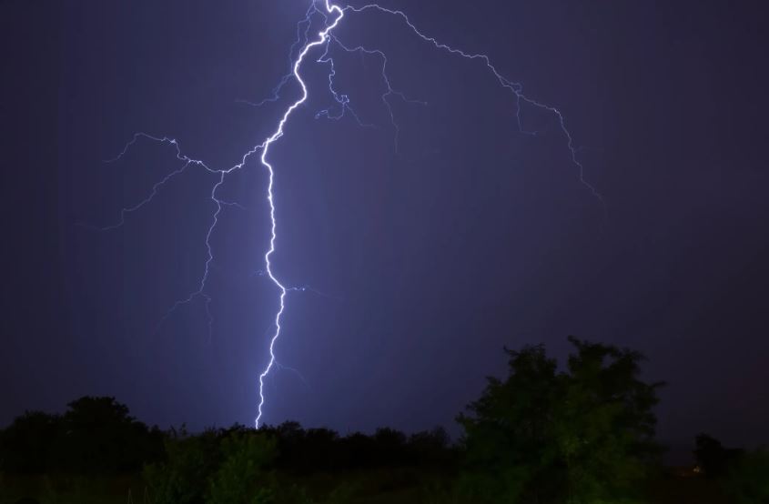 Το φαινόμενο της «ξηρής καταιγίδας»: Κεραυνοί «σάρωσαν» Αττική, Εύβοια και Κυκλάδες και προκάλεσαν νέες εστίες φωτιάς