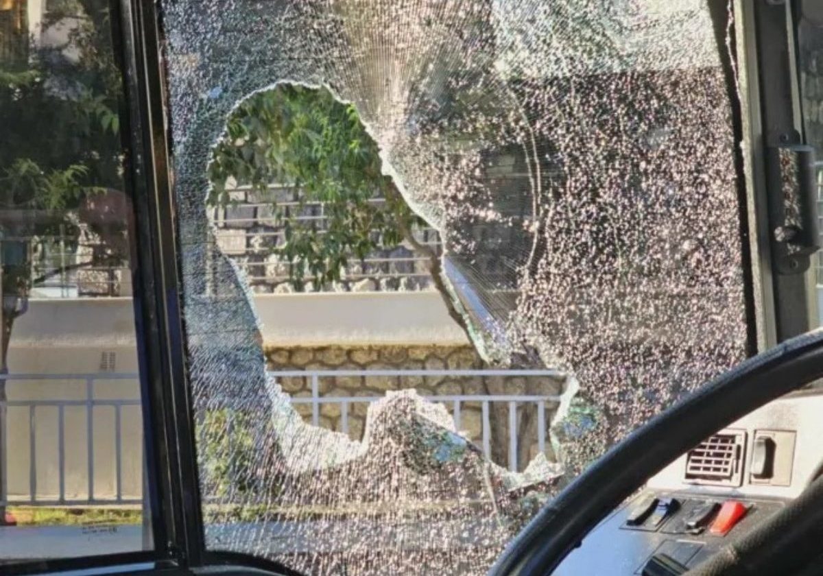 Θεσσαλονίκη: Έσπασε με γροθιά το τζάμι του λεωφορείου και απείλησε τον οδηγό – ΦΩΤΟ