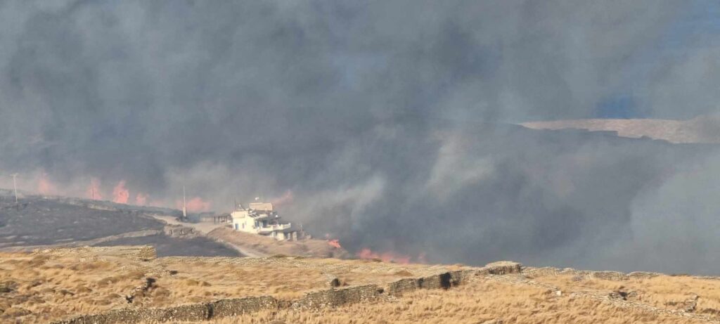 Κύθνος: Νέες εικόνες από τη φωτιά – Aπεγκλωβίστηκαν 20 άτομα με σκάφη