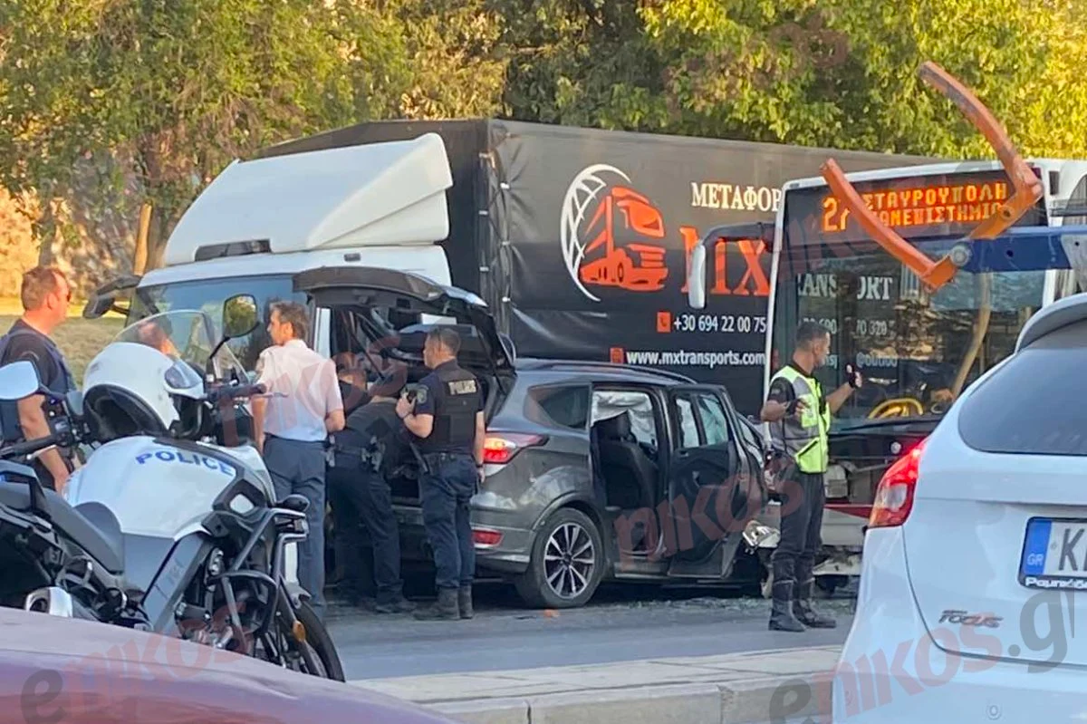 Θεσσαλονίκη: Ελεύθεροι οι αλλοδαποί που έπεσαν πάνω σε λεωφορείο με κλεμμένο αυτοκίνητο έπειτα από άγρια καταδίωξη – ΦΩΤΟ και ΒΙΝΤΕΟ