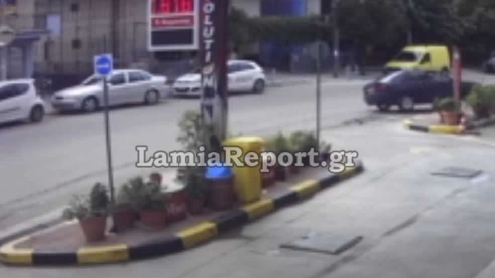 Λαμία: Καρέ καρέ η «τρελή» κούρσα αυτοκινήτου που κατέληξε σε περβάζι – ΒΙΝΤΕΟ