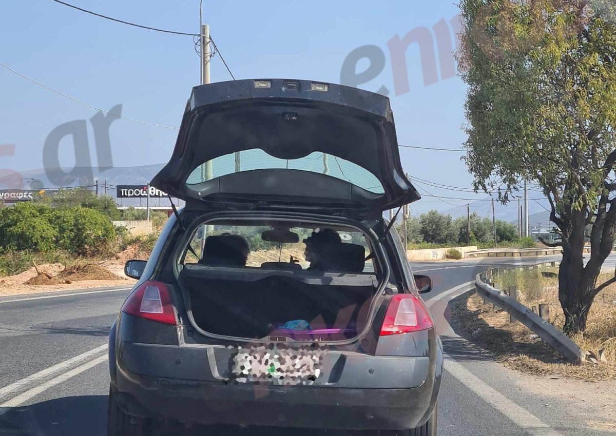 Λεωφόρος Λαυρίου: Ξέχασε ανοιχτό το πορτ μπαγκάζ του αυτοκινήτου την ώρα που οδηγούσε – ΦΩΤΟ Αναγνώστη