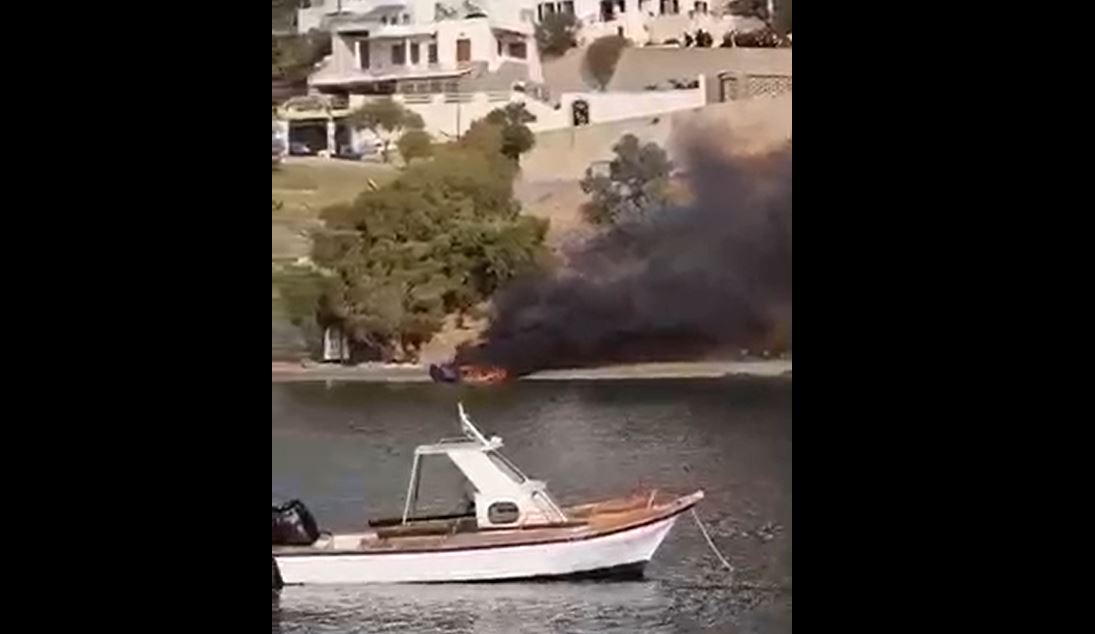 Λέρος: Μετανάστες έβαλαν φωτιά στη βάρκα τους μόλις βγήκαν στην ακτή