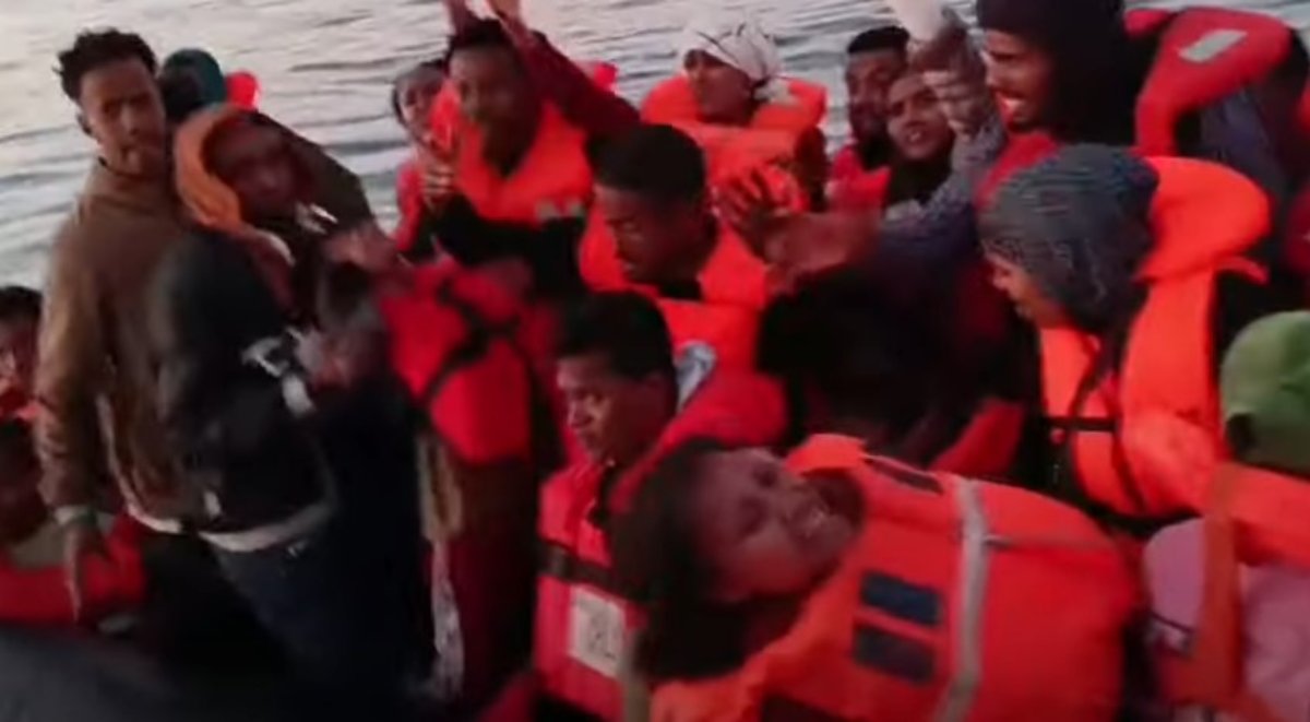 Λέσβος: Διακινητές έσκισαν βάρκα και προκάλεσαν ναυάγιο – Διασώθηκαν 40 μετανάστες – ΦΩΤΟ και ΒΙΝΤΕΟ