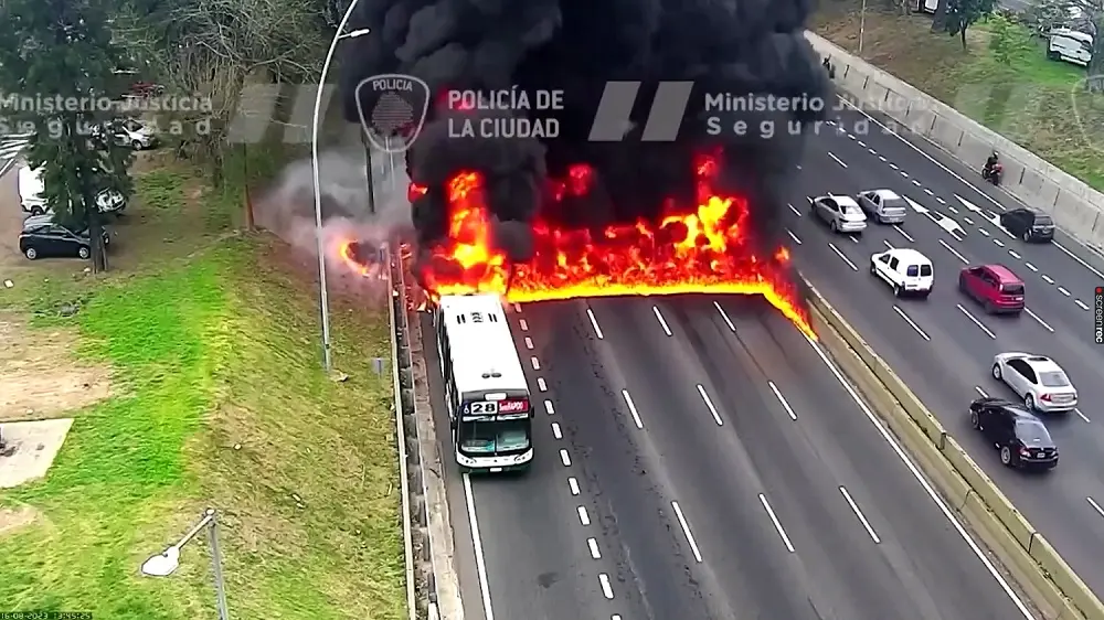 Αργεντινή: Στιγμές τρόμου για επιβάτες λεωφορείου που τυλίχθηκε στις φλόγες – Έτρεχαν για να σωθούν – ΒΙΝΤΕΟ σοκ