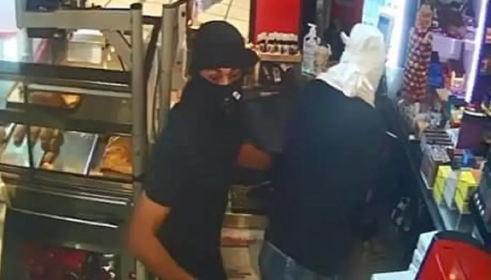Θεσσαλονίκη: Καρέ καρέ η ληστεία με απειλή μαχαιριού σε ψιλικατζίδικο – ΒΙΝΤΕΟ