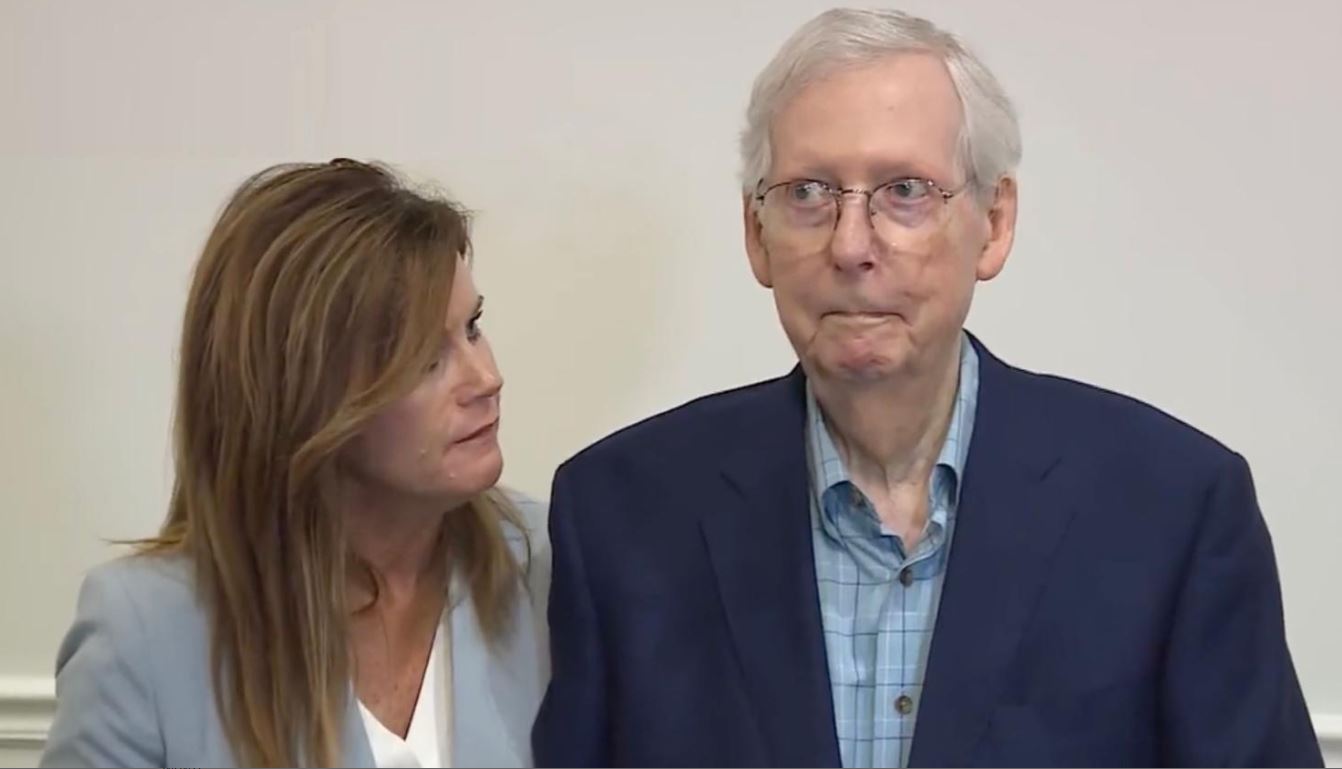 ΗΠΑ: Ο γερουσιαστής Μακόνελ «πάγωσε» για 30 δευτερόλεπτα σε συνέντευξη Τύπου – Τι λέει η εκπρόσωπός του