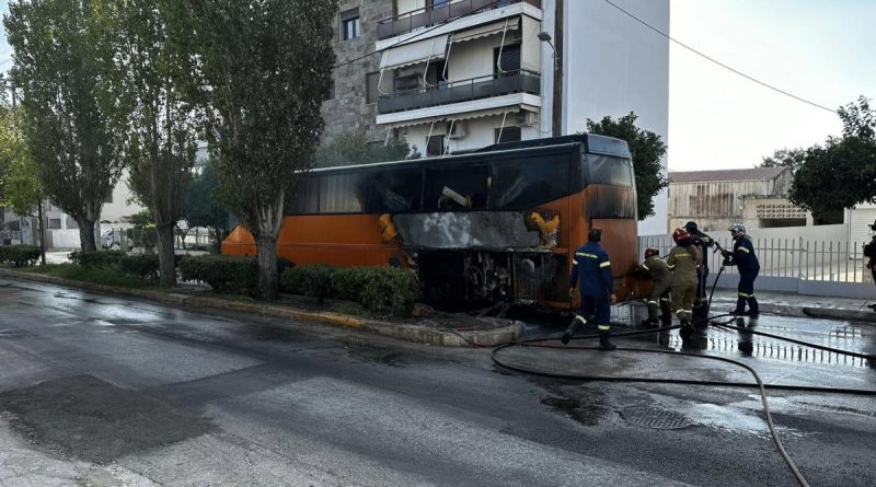 Μαρκόπουλο: Λεωφορείο του ΚΤΕΛ τυλίχθηκε στις φλόγες – Πρόλαβαν και βγήκαν οι επιβάτες